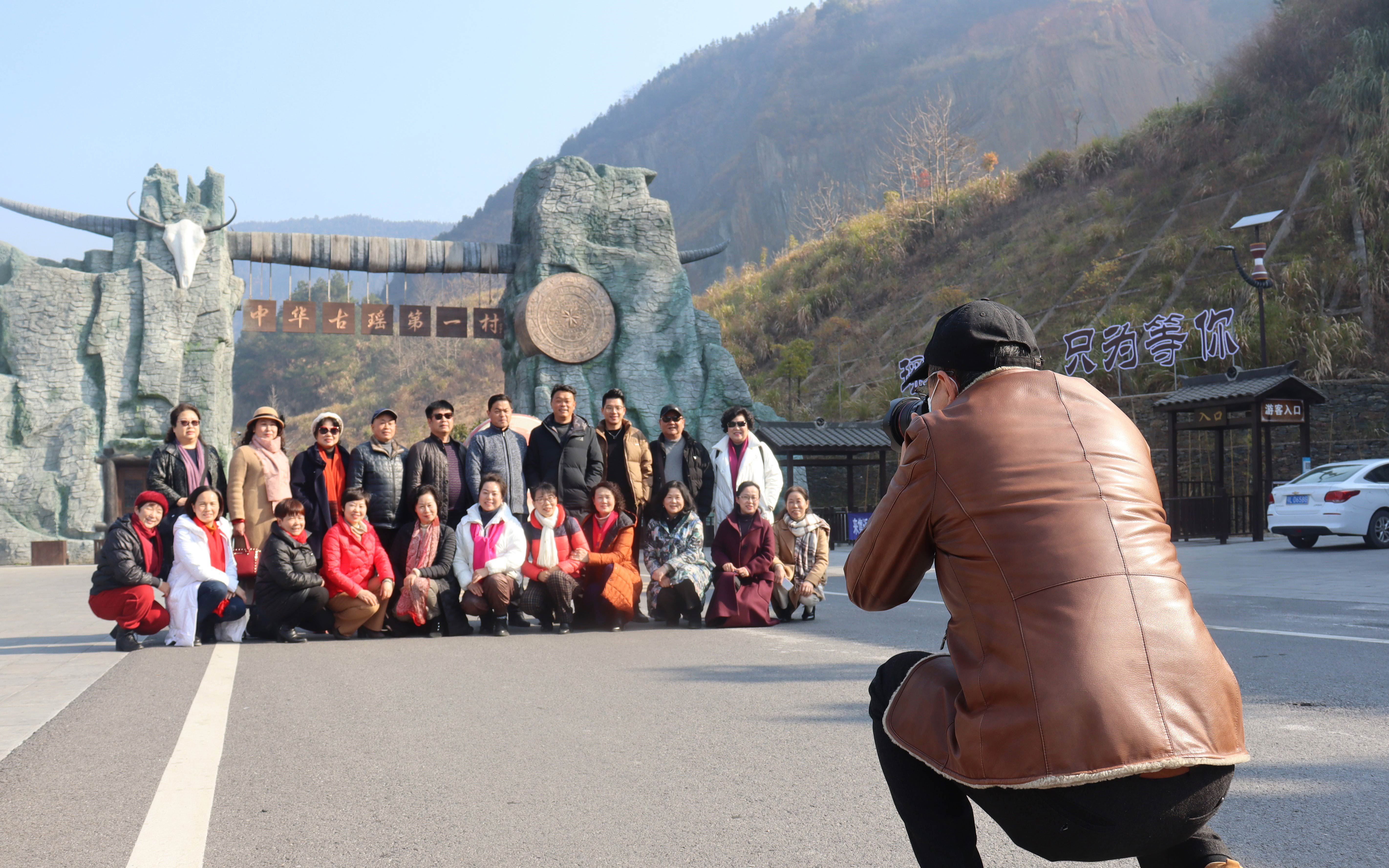 游客拍照.jpg 游客拍照.jpg